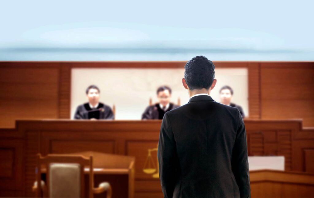 Advokat u sudnici sa sudijama